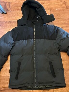 Men's Black Puffer Jacket with Textured Yoke and Removable Hood